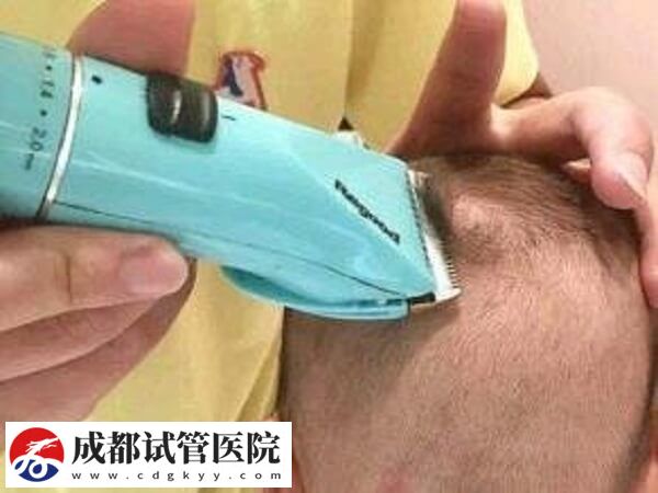 婴儿剃光头的危害有哪些(图1) 婴儿剃光头的危害有哪些(图1)